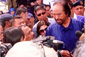 Ketua Umum Partai Nasdem, Surya Paloh saat diwawancarai sejumlah wartawan sesuai kampanye akbar di Rancaekek, Bandung.
